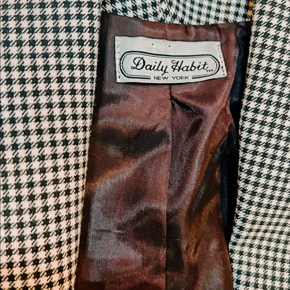 Vintage Cropped A Symmetrical Blazer! - Picture 6 of 7